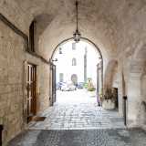 Percorriamo cos� il passaggio con volta a botte, affiancando delle arcate litiche cinquecentesche...